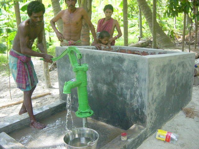 dugwell-sructure-with-pump